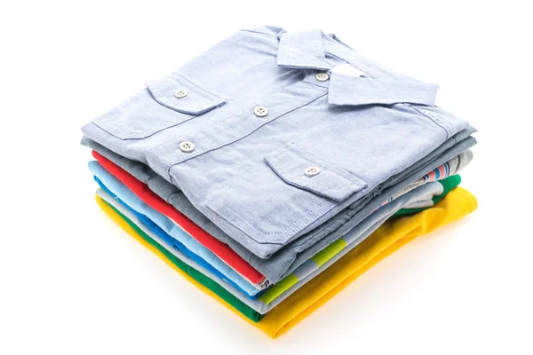 Stapel von T-Shirts und Poloshirts — Stockfoto