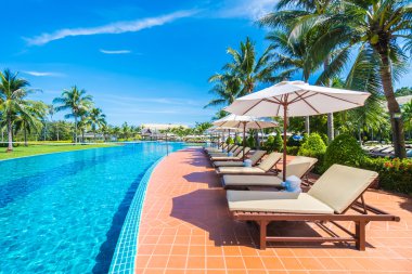 Şemsiyeleri ve sandalyeler Yüzme Havuzu etrafında