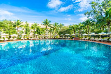 Şemsiyeleri ve sandalyeler Yüzme Havuzu etrafında