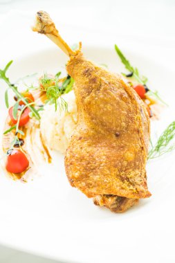 Fried bacak ördek patates salatası ile