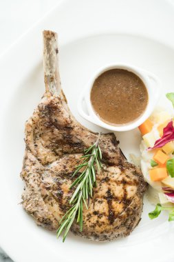 Izgara domuz pirzolası.