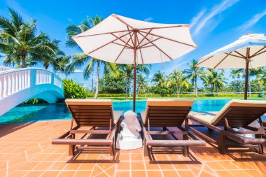 Şemsiyeleri ve sandalyeler Yüzme Havuzu etrafında