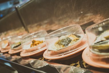 Konveyör bant suşi tepsi