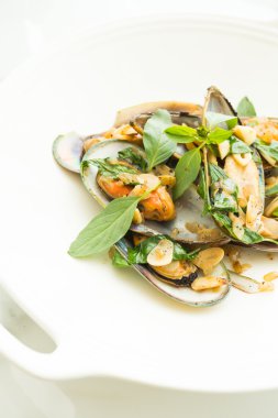 Kızarmış midye beyaz şarap ile 