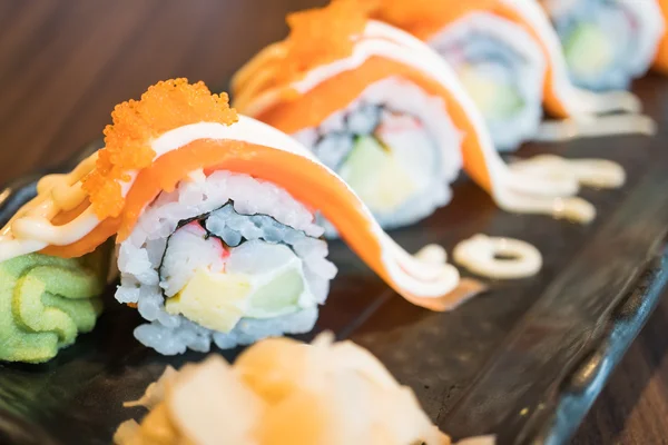 Lachs-Sushi-Rolle — Stockfoto