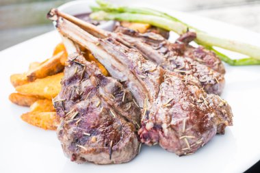 Izgara kuzu pirzolası biftek