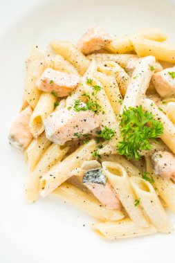 Penne carbonara makarna somon ile