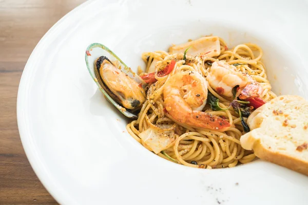 Spaghetti fruits de mer en assiette blanche — Photo