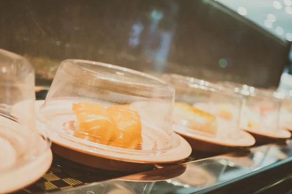 コンベア ベルトの寿司トレイ — ストック写真