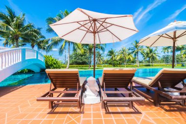 Şemsiye ve Yüzme Havuzu etrafında sandalye