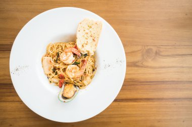 Beyaz tabak spagetti deniz ürünleri