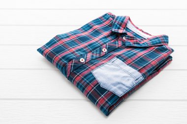 Renkli gömlek ve elbise