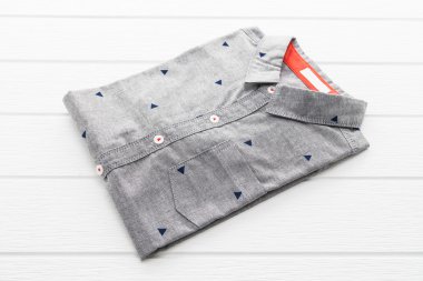 Renkli gömlek ve elbise