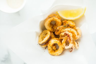 Kızarmış kalamar halkaları