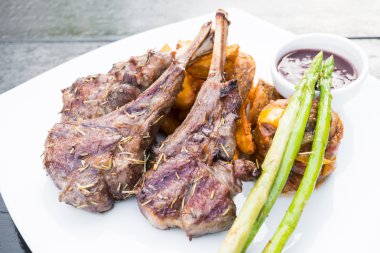 Izgara kuzu pirzolası biftek