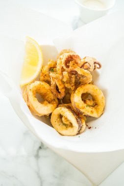 Kızarmış kalamar halkaları