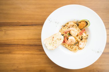 Beyaz tabak spagetti deniz ürünleri