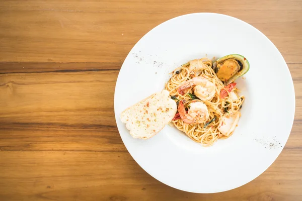 Beyaz tabak spagetti deniz ürünleri