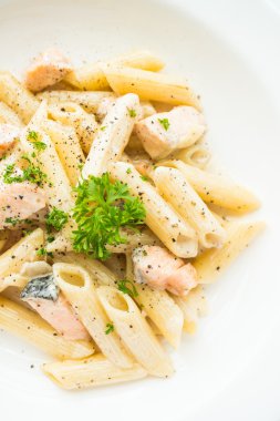 Penne carbonara makarna somon ile