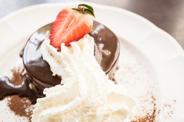 Çilek ile çikolatalı krep