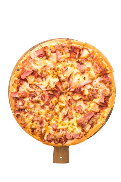 Pizza hawaiana su piatto di legno — Foto Stock