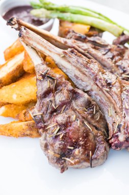 Izgara kuzu pirzolası biftek