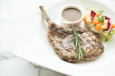 Izgara domuz pirzolası.