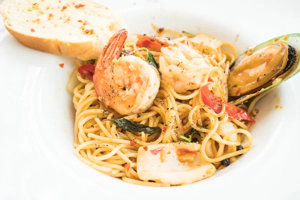 Beyaz tabak spagetti deniz ürünleri — Stok fotoğraf