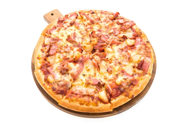 Pizza hawaiana su piatto di legno — Foto Stock