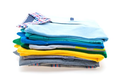 T Shirt ve Polo gömlekleri yığını