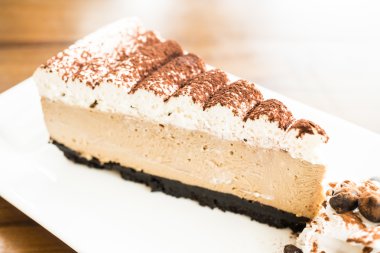 Beyaz tabak içinde kahve kek