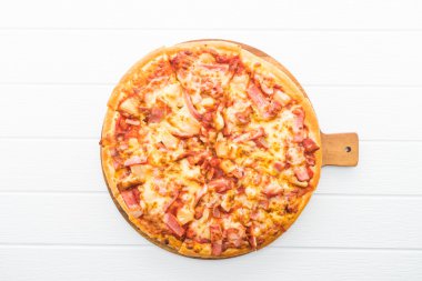 Ahşap plaka üzerinde Hawai pizza