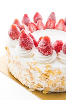 Vanilyalı dondurma kek üstünde tepe çilek ile