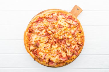 Ahşap plaka üzerinde Hawai pizza