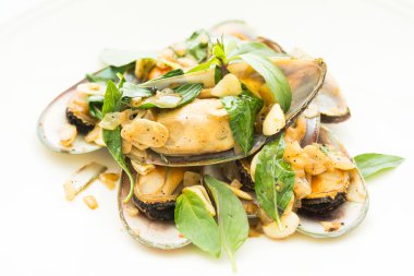 Kızarmış midye fesleğen yaprağı 