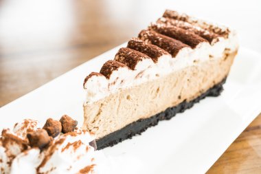 Beyaz tabak içinde kahve kek