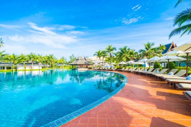 Şemsiye ve Yüzme Havuzu etrafında sandalye