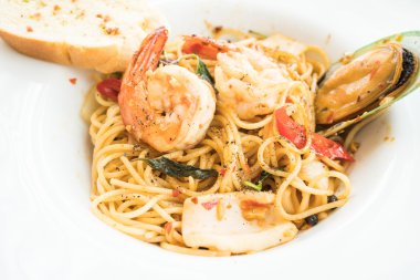 Beyaz tabak spagetti deniz ürünleri