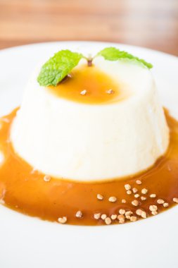 Karamelli puding ve panna cotta tatlı