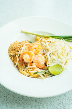 Karides ile kızarmış erişte