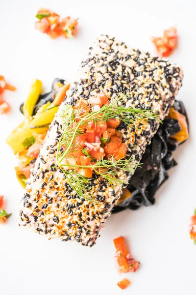 Bife de atum grelhado com macarrão e legumes — Fotografia de Stock