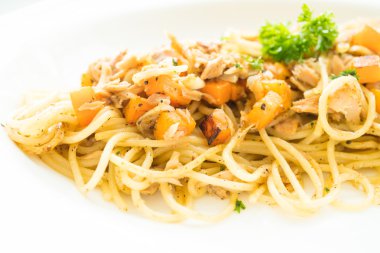 Ton balıklı spagetti beyaz plaka 