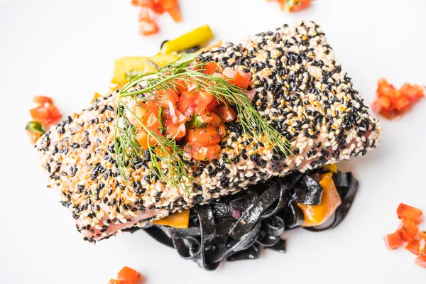 Grilovaný steak z tuňáka s těstovinami a zeleninou — Stock fotografie