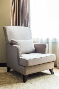 Oturma odasında kanepe dekorasyon yastık