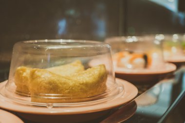 Konveyör bant suşi tepsi