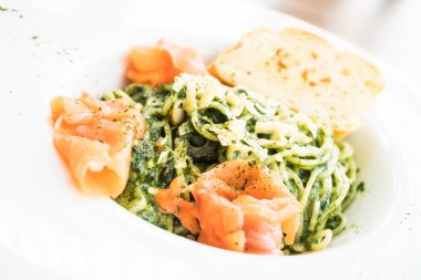 Somon etli spagetti pesto