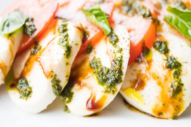 Domates ve mozzarella peynirli salata. 