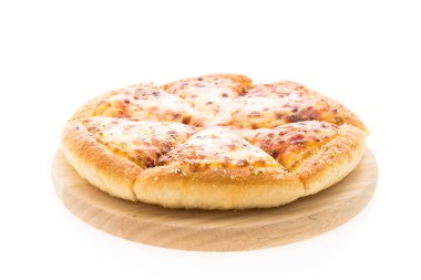 Peynirli pizza ahşap plaka üzerinde