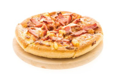 Ahşap plaka üzerinde Hawai pizza