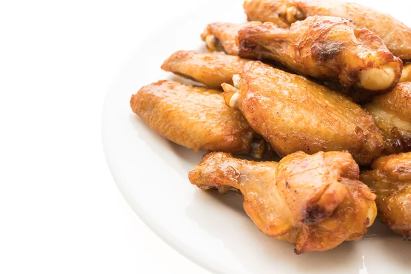Grillezett csirke szárny fehér tányérra — Stock Fotó